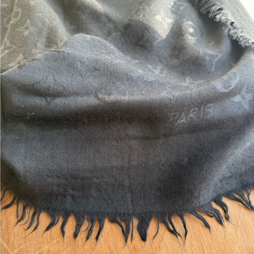 Louis Vuitton Elegant Black Wrap - Picture 9 of 10